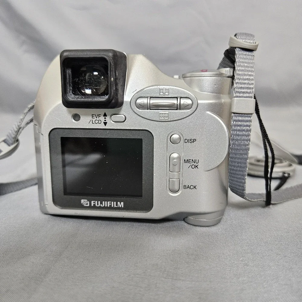 Fujifilm‎ FinePix Digital Camera 2.0MP • 6x Optical Zoom • Untested • Vintage...